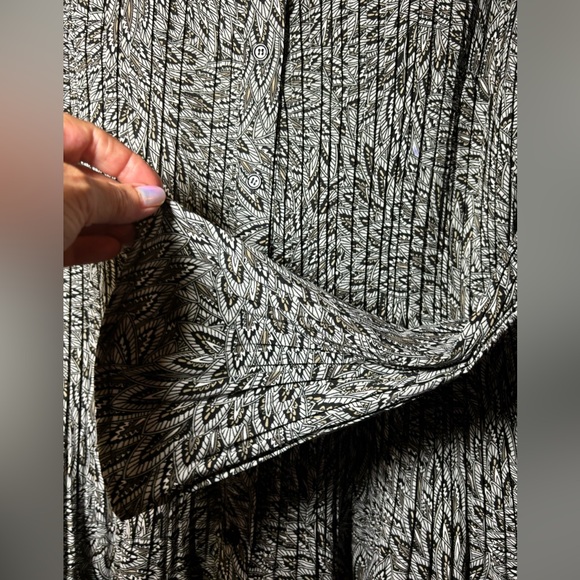 Black and white print button down long sleeve blouse - Picture 3 of 6